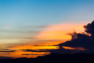 Gün batımında bulutlu renkli dramatik gökyüzü