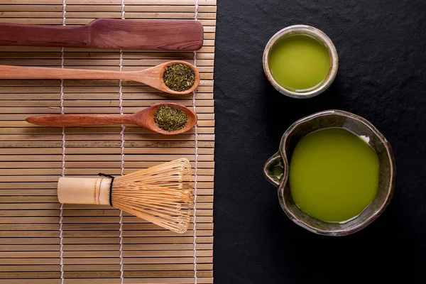 Bovenaanzicht Van Groene Thee Matcha Een Kom Houten Ondergrond — Stockfoto