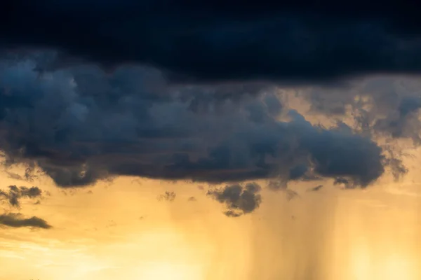 Bunte Dramatische Himmel Mit Wolken Bei Sonnenuntergang — Stockfoto