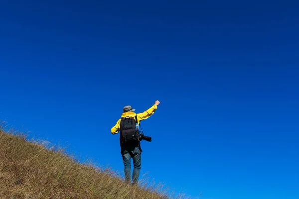 Σιλουέτα Του Ανθρώπου Κρατήστε Ψηλά Χέρια Στην Κορυφή Του Βουνού — Φωτογραφία Αρχείου