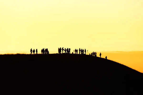 Silhouette Dell Uomo Alzare Mani Sulla Vetta Della Montagna Concetto — Foto Stock