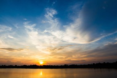 Gün batımında bulutlu renkli dramatik gökyüzü