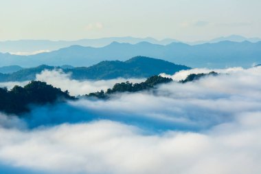 Tayland 'ın kuzeyinde Dağ Katmanı ile Sabah Buğusu Manzarası