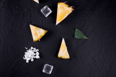 Siyah ahşap üzerinde taze ananas, siyah arka plan.