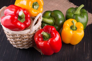 Ahşap arka planda üç tatlı biber, sebze salatası pişirme.