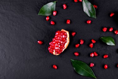 Ahşap zemin üzerinde olgun nar meyveleri