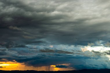 Gök gürültülü fırtına. Yağmur bulutları.