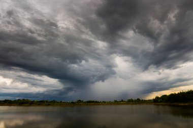 Gök gürültülü fırtına. Yağmur bulutları.