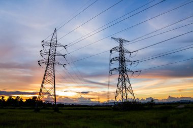 Yüksek voltajlı elektrik direğinin silueti