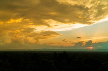Gün batımında bulutlu renkli dramatik gökyüzü.