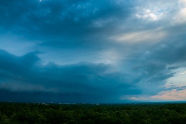 Gök gürültülü fırtına. Yağmur bulutları.