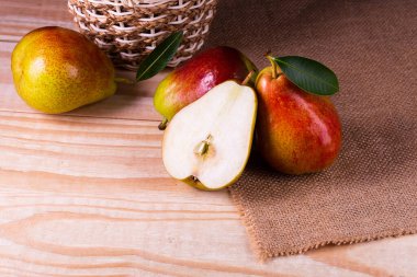 Sepetteki tatlı armutlar