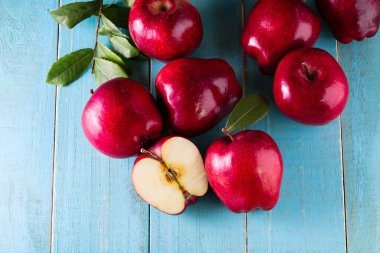 Masada yaprakları olan kırmızı elmalar.