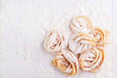 Makarna içerikli makarna koyu ahşap masa manzaralı.