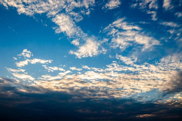 Kleurrijke Dramatische Hemel Met Wolk Bij Zonsondergang — Stockfoto