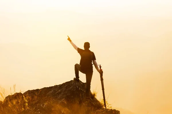 Silueta Del Hombre Sostiene Las Manos Cima Montaña Concepto Éxito —  Fotos de Stock