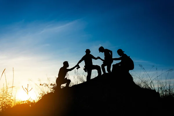 Vänner Hjälper Varandra Och Med Lagarbete Försöker Toppen Bergen Underbara — Stockfoto