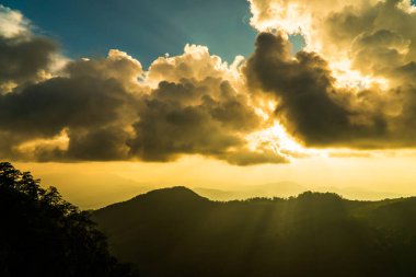 Gün batımında bulutlu renkli dramatik gökyüzü.