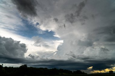 Gün batımında bulutlu renkli dramatik gökyüzü.