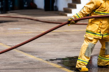 İtfaiyeci yangında.