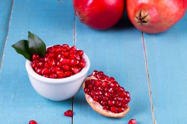 Ahşap zemin üzerinde olgun nar meyveleri