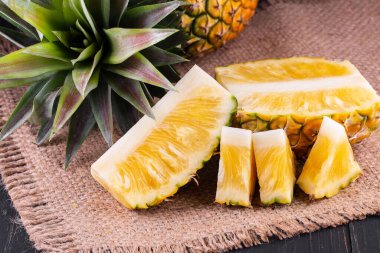Siyah ahşap üzerinde taze ananas, siyah arka plan