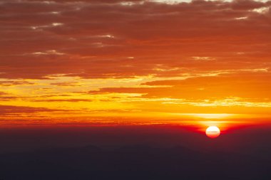 Gün batımında bulutlu renkli dramatik gökyüzü.