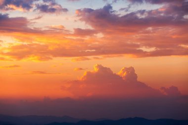 Gün batımında bulutlu renkli dramatik gökyüzü.