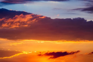 Gün batımında bulutlu renkli dramatik gökyüzü.