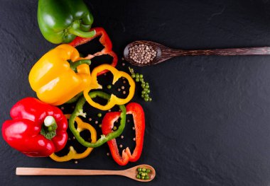 Ahşap arka planda üç tatlı biber, sebze salatası pişirme.