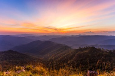 Gün batımında bulutlu renkli dramatik gökyüzü.