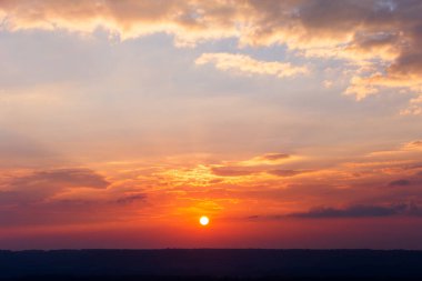 Gün batımında bulutlu renkli dramatik gökyüzü.