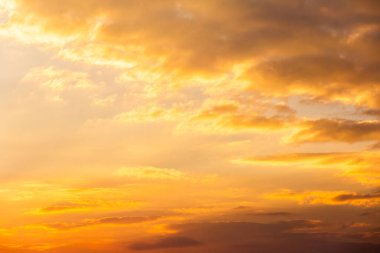 Gün batımında bulutlu renkli dramatik gökyüzü