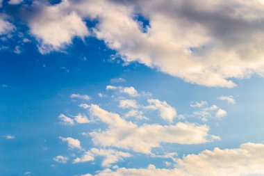 Gün batımında bulutlu renkli dramatik gökyüzü.