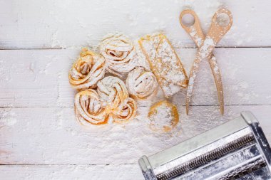 Makarna içerikli makarna koyu ahşap masa manzaralı.