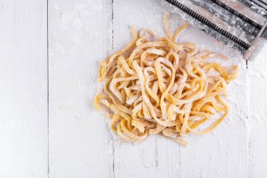 Makarna içerikli makarna koyu ahşap masa manzaralı.