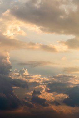 Gün batımında bulutlu renkli dramatik gökyüzü.