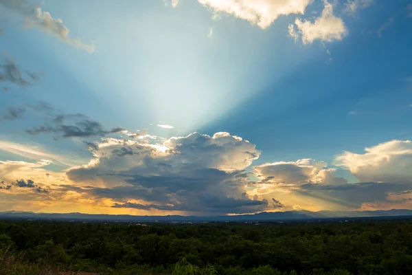 Színes Drámai Égbolt Felhővel Napnyugtakor — Stock Fotó