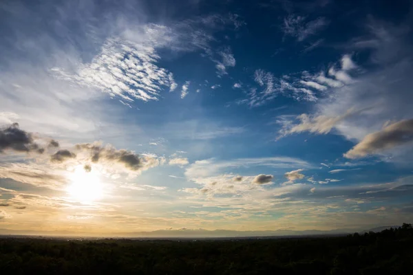 Värikäs Dramaattinen Taivas Pilvi Auringonlaskun Aikaan — kuvapankkivalokuva