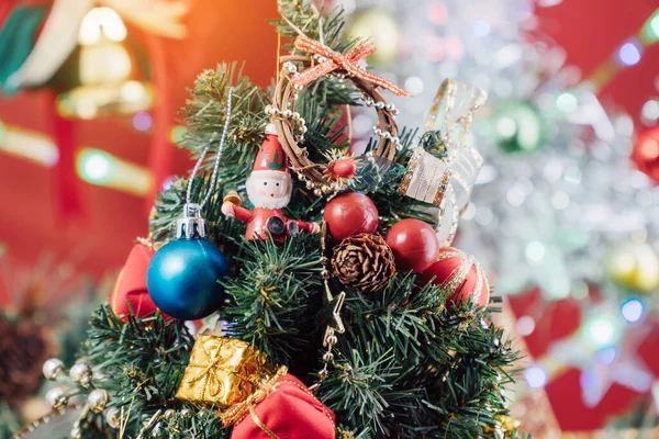 木製の装飾やギフトボックスとクリスマスの背景 ロイヤリティフリーのストック画像