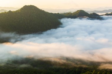 Sisin içindeki dağlar gün doğumunda