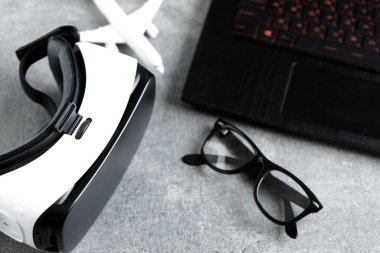 VR sanal gerçeklik kulaklığı masada