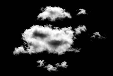 İzole edilmiş elementler üzerinde tasarım için beyaz bulutlar.