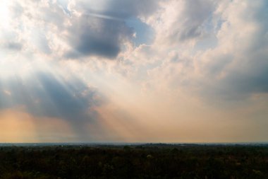 Gün batımında bulutlu renkli dramatik gökyüzü