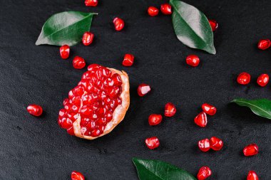 Ahşap zemin üzerinde olgun nar meyveleri