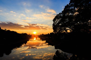 Gün batımında bulutlu renkli dramatik gökyüzü
