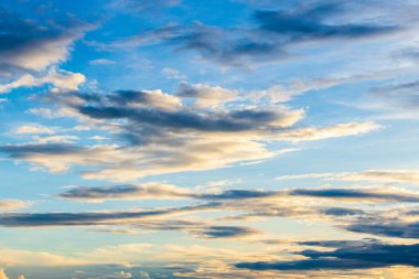 Gün batımında bulutlu renkli dramatik gökyüzü