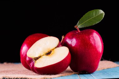 Yapraklarıyla bir grup kırmızı elma.