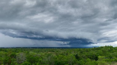 Gök gürültülü fırtına. Yağmur bulutları.