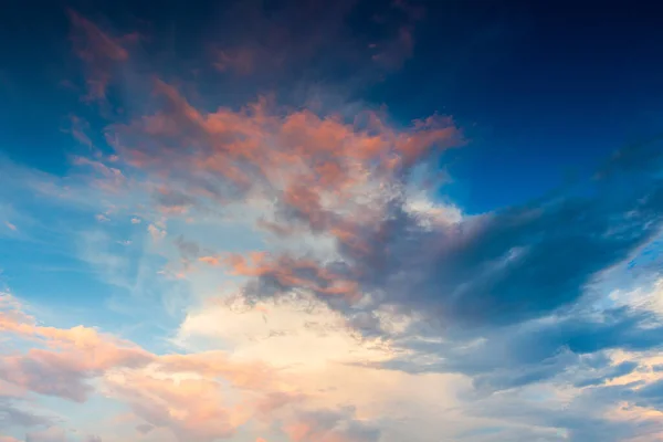 Langit Berwarna Dramatis Dengan Awan Saat Matahari Terbenam — Stok Foto